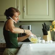 Multitasking frau-telefonieren-kochen